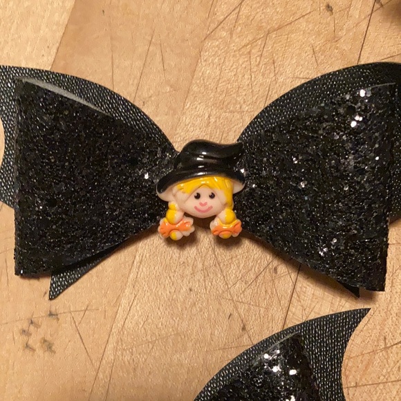 3/$25⚜️Black Sparkle Witch Bow Hair Clips! - Picture 2 of 3